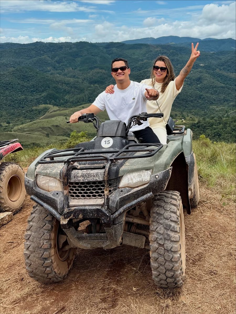 Renan e a esposa num quadriciclo em Campos do Jordão